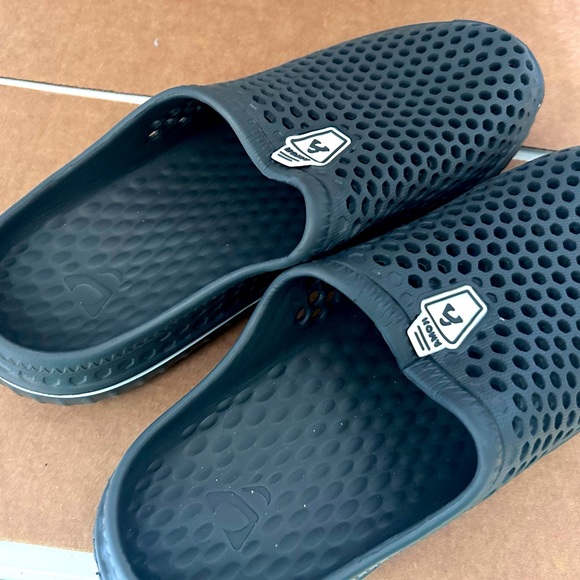 Amoji Unisex Men's 10 Women’s 12 Gray Waterproof Slip-On Shoes - Picture 3 of 5